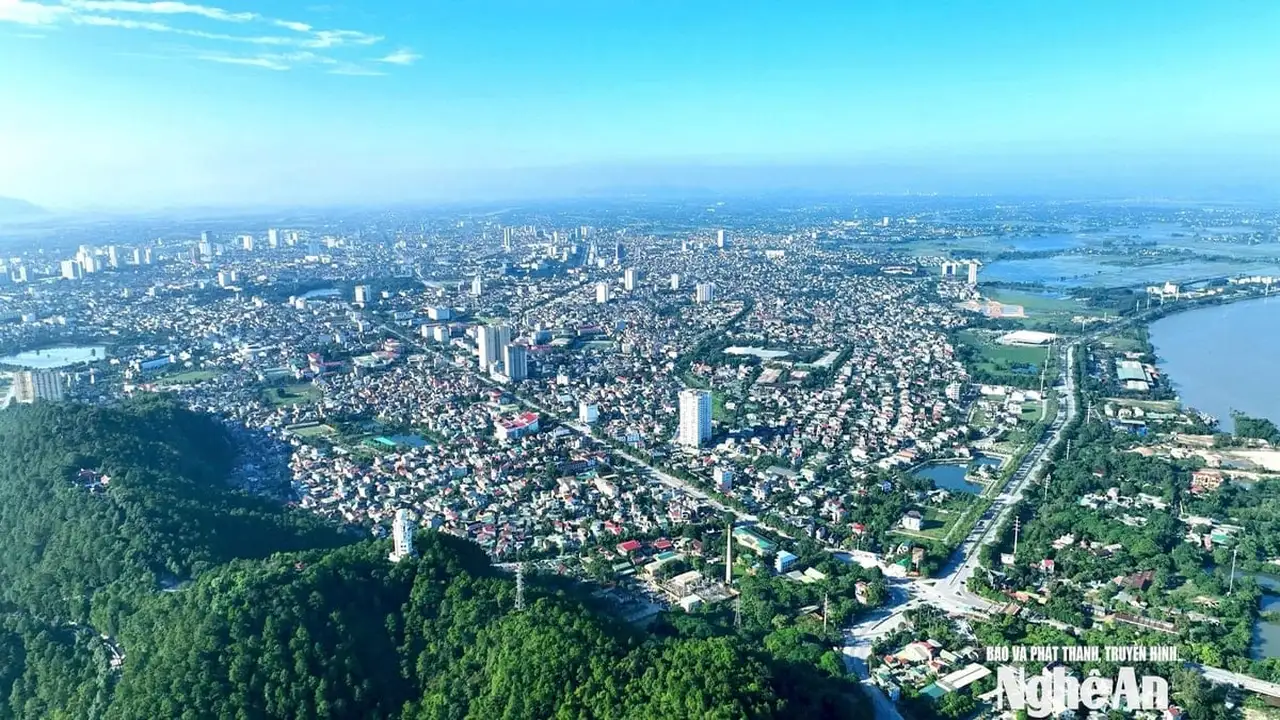 توقعات بطقس متقلب بين سطوع الشمس نهاراً وعواصف رعدية محتملة خلال المساء